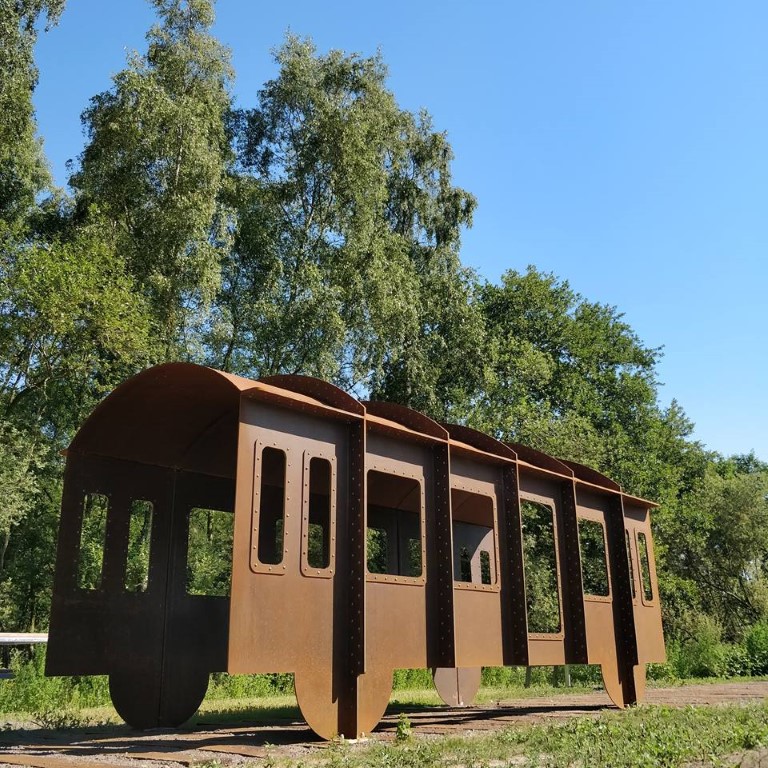 Langs het fietspad werd in het kader van het landinrichtingsproject een treinwagon gereconstrueerd.