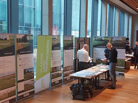 Beursstand met banners over de beheerovereenkomsten op Brakona