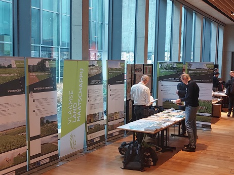 Beursstand met banners over de beheerovereenkomsten op Brakona