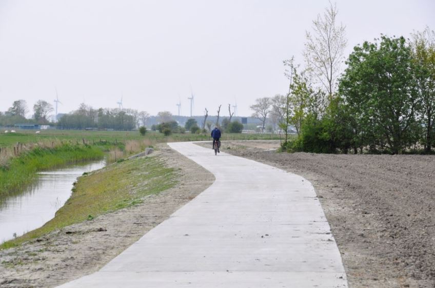 Nieuwe fietsweg langs verbrede polderwaterloop te Knokke-Heist (omgeving Oostkerkestraat – Dudzelestraat)