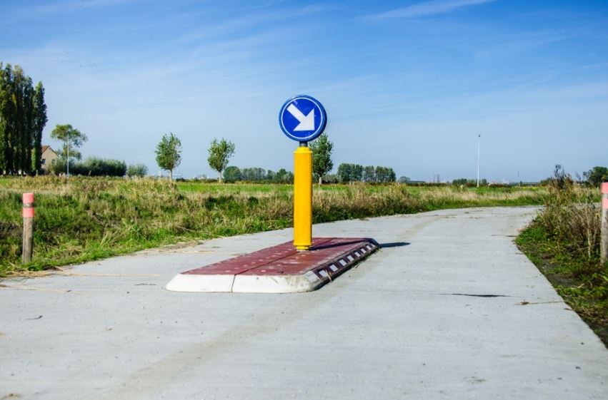 Middengeleider op fietspad om gemotoriseerd verkeer te verhinderen (omgeving Dudzelestraat Knokke-Heist)