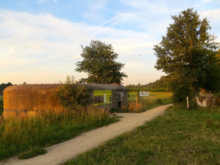 Foto toont bunker in de Antitankgracht