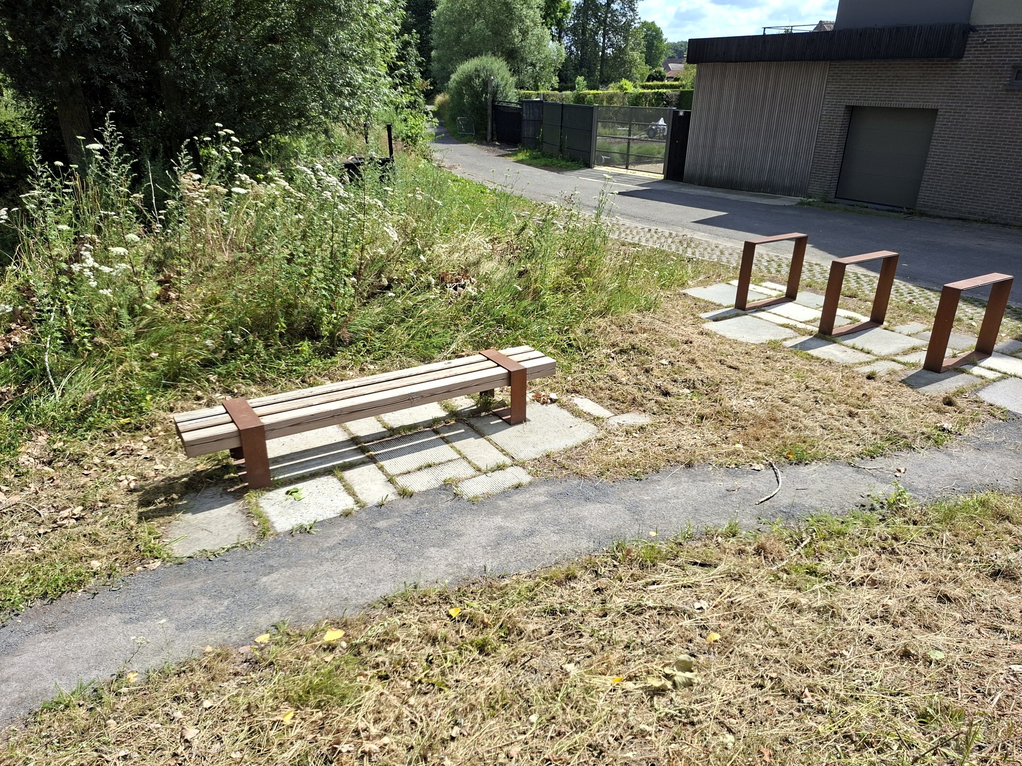 rustpunt met bankje en fietsenstalling ter hoogte van Sluis (Berlare)