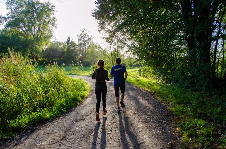 joggers in de avondzon