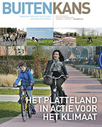 Cover Buitenkans nr. 10, vrouw en jongen die door een wijk fietsen, kop: het platteland in actie voor het klimaat