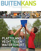 Cover van Buitenkans 5: kinderen houden een emmer water omhoog, kop: Platteland vecht tegen watertekort
