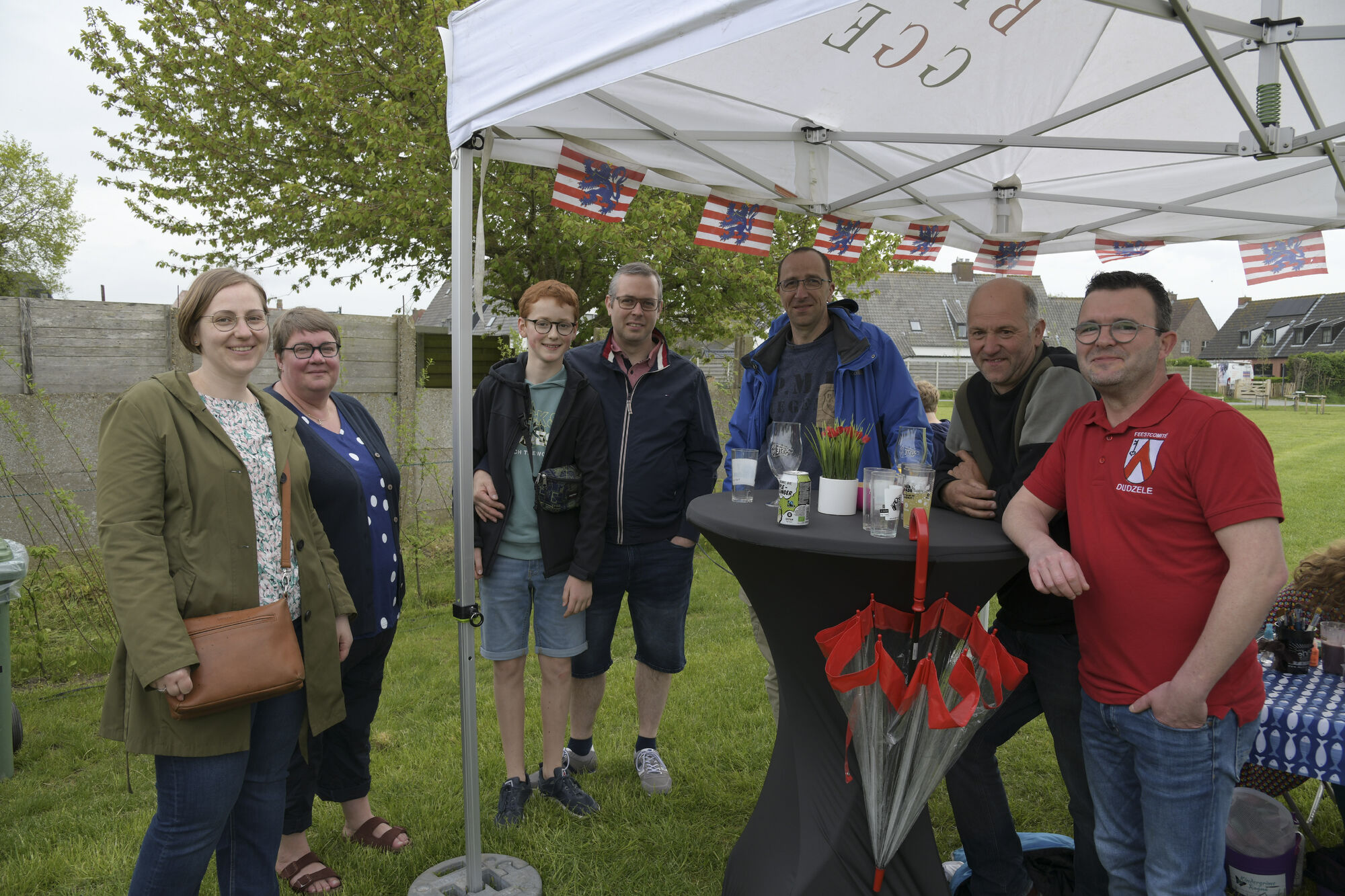 bewoners en leden feestcomité bij inhuldiging Cathemgoed