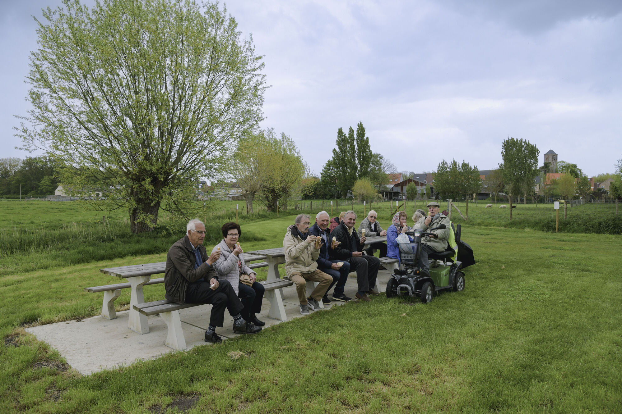 ijsjes likken tijdens de inhuldiiging op de picknickbanken
