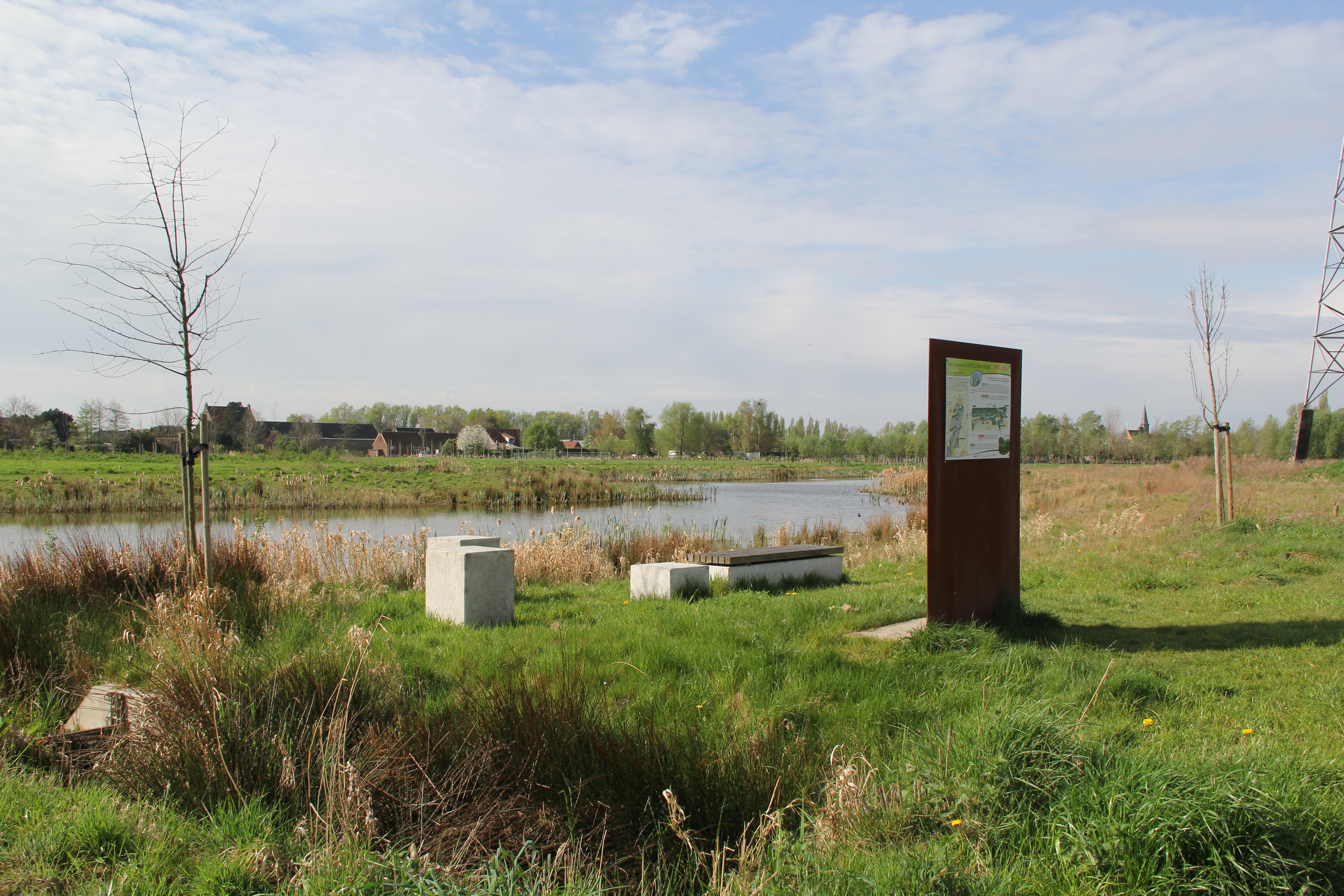 Sobere zitbanken en infoborden in beton en cortenstaal