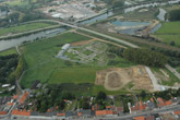 luchtfoto archeologische site Ename