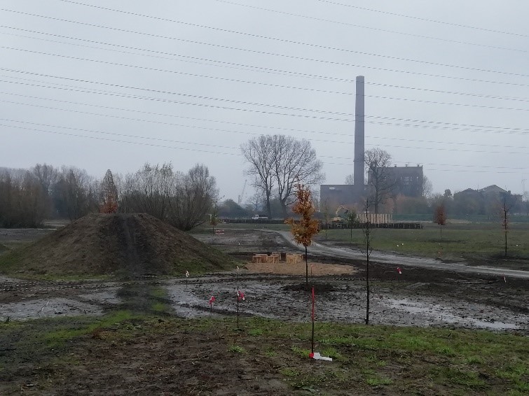 zicht op de speelzone in wording en oude centrale op de achtergrond
