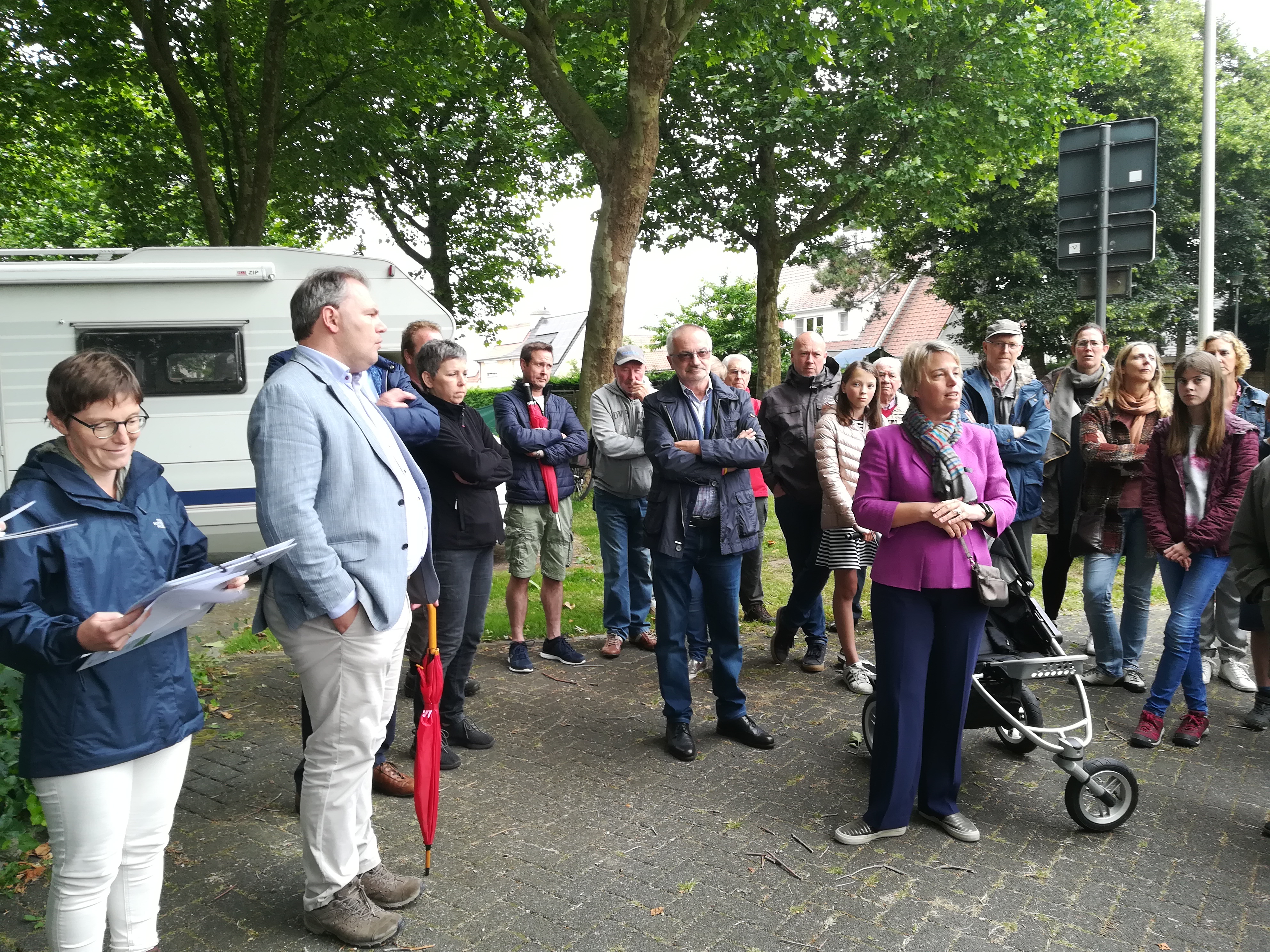 bewoners luisteren naar Joke Schauvlieg en Joeri De Maertelaere