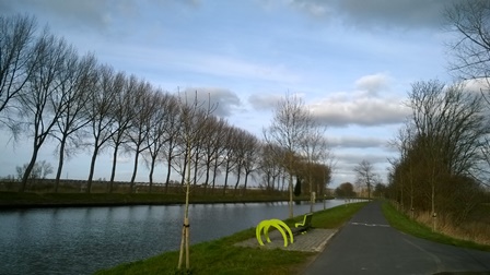 bank en fietssteun langs de Oostendse Vaart