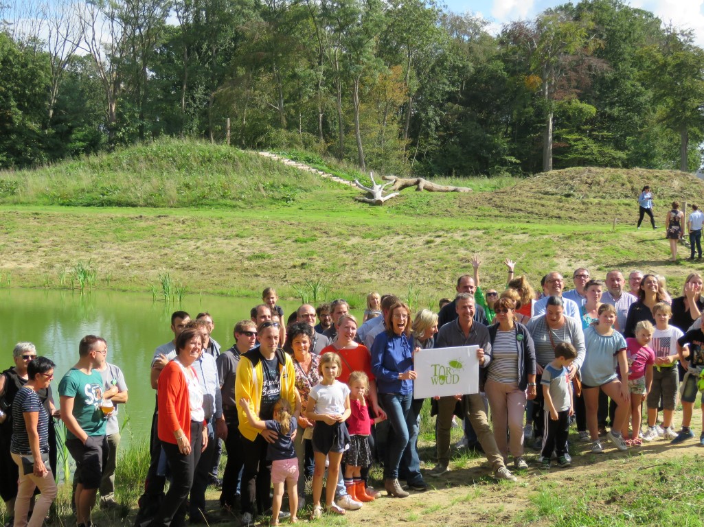 groepsfoto met parnters en deel van de aanwezige bezoekers na onthulling naam speelbos