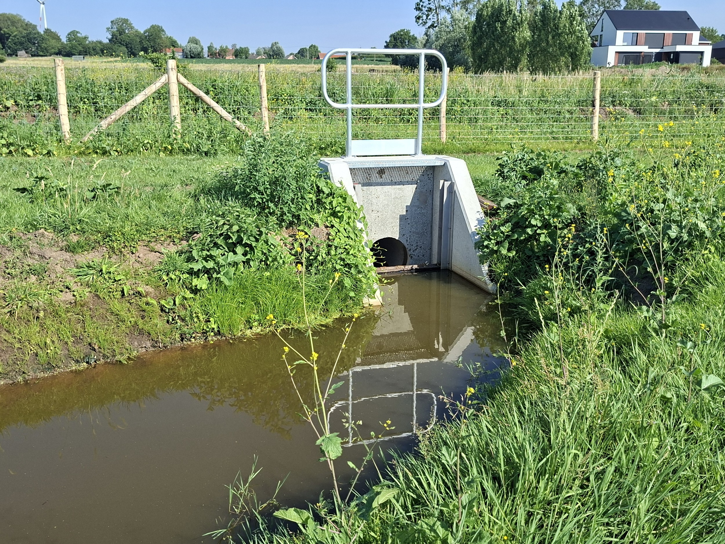 constructie voor regeling van waterpeil en ophouden van water