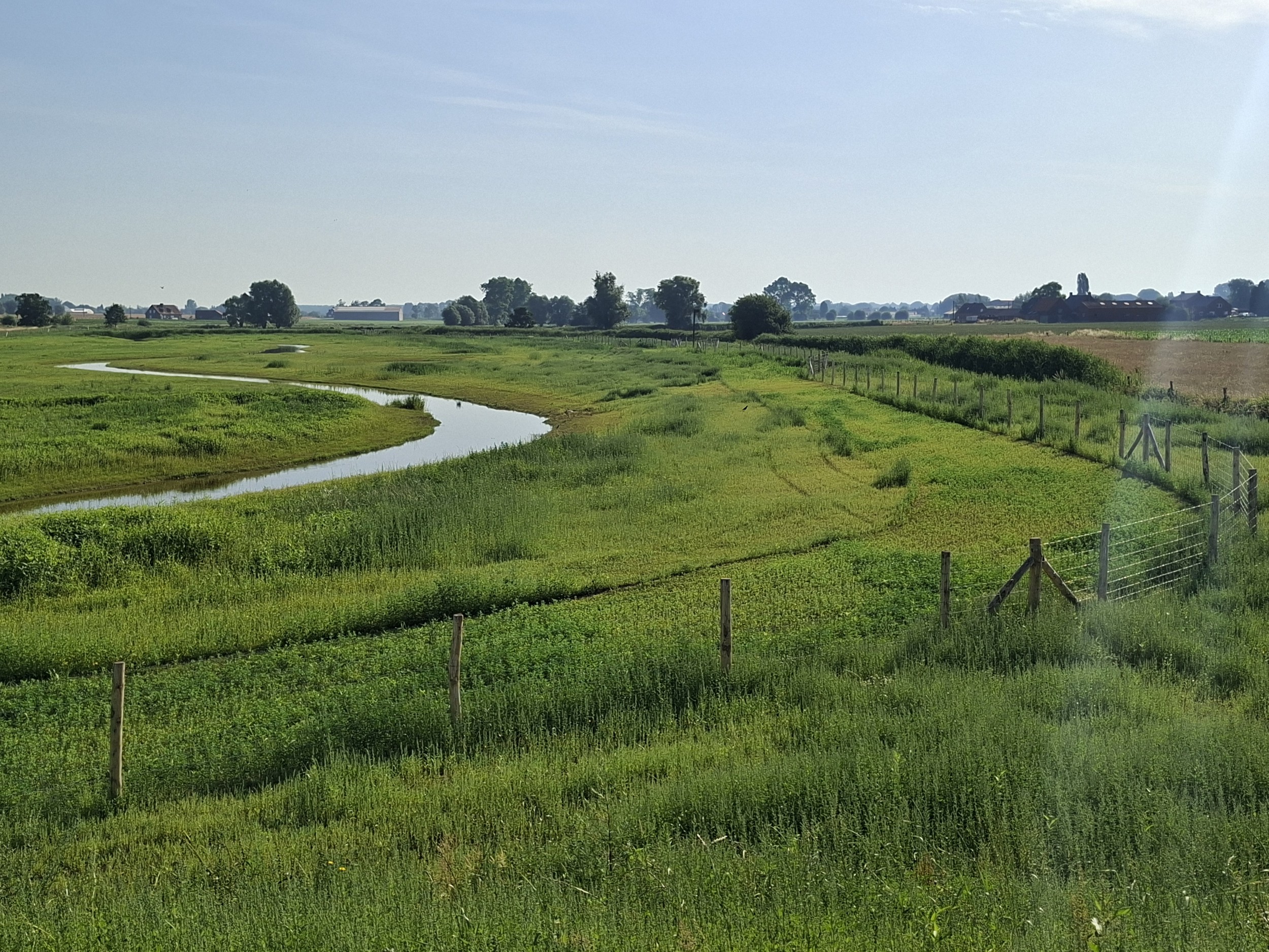 zicht vanaf de kijkheuvel naar Hazelbeekstraat