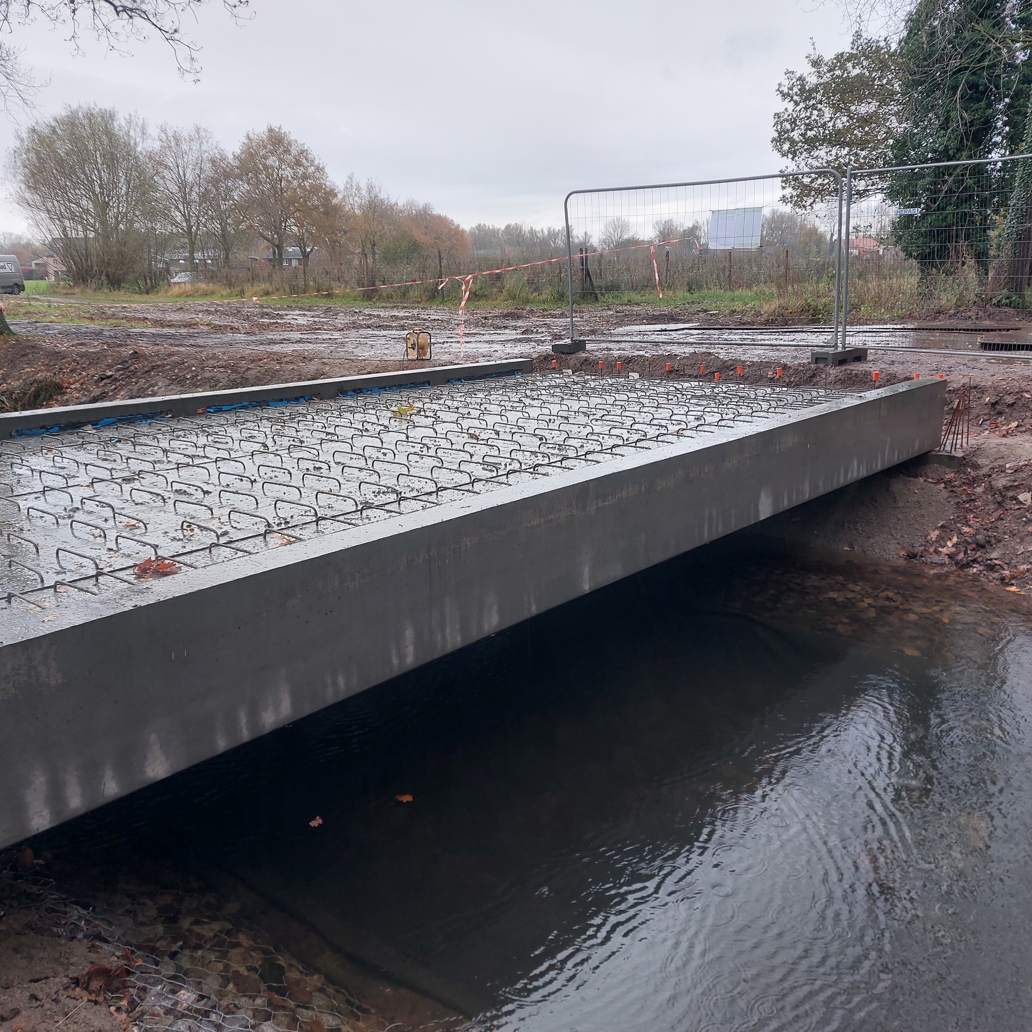 Betonbrug in aanbouw - pad 23