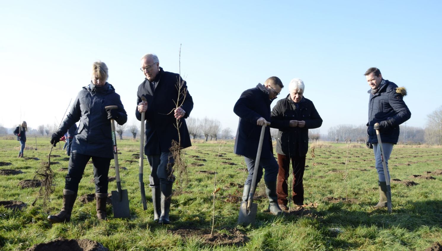 Ook de politici steken de handen uit de mouwen om bomen te planten