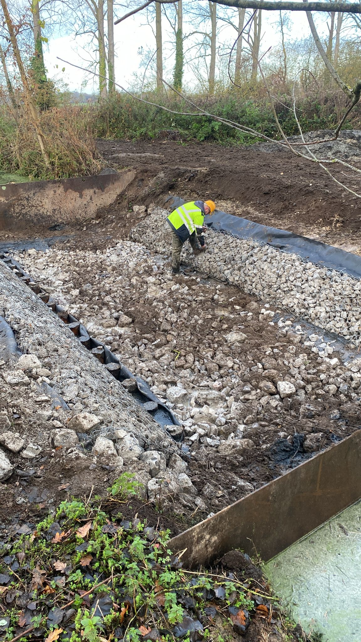 versteviging bodem waterloop onder brug pad 15 met breuksteen