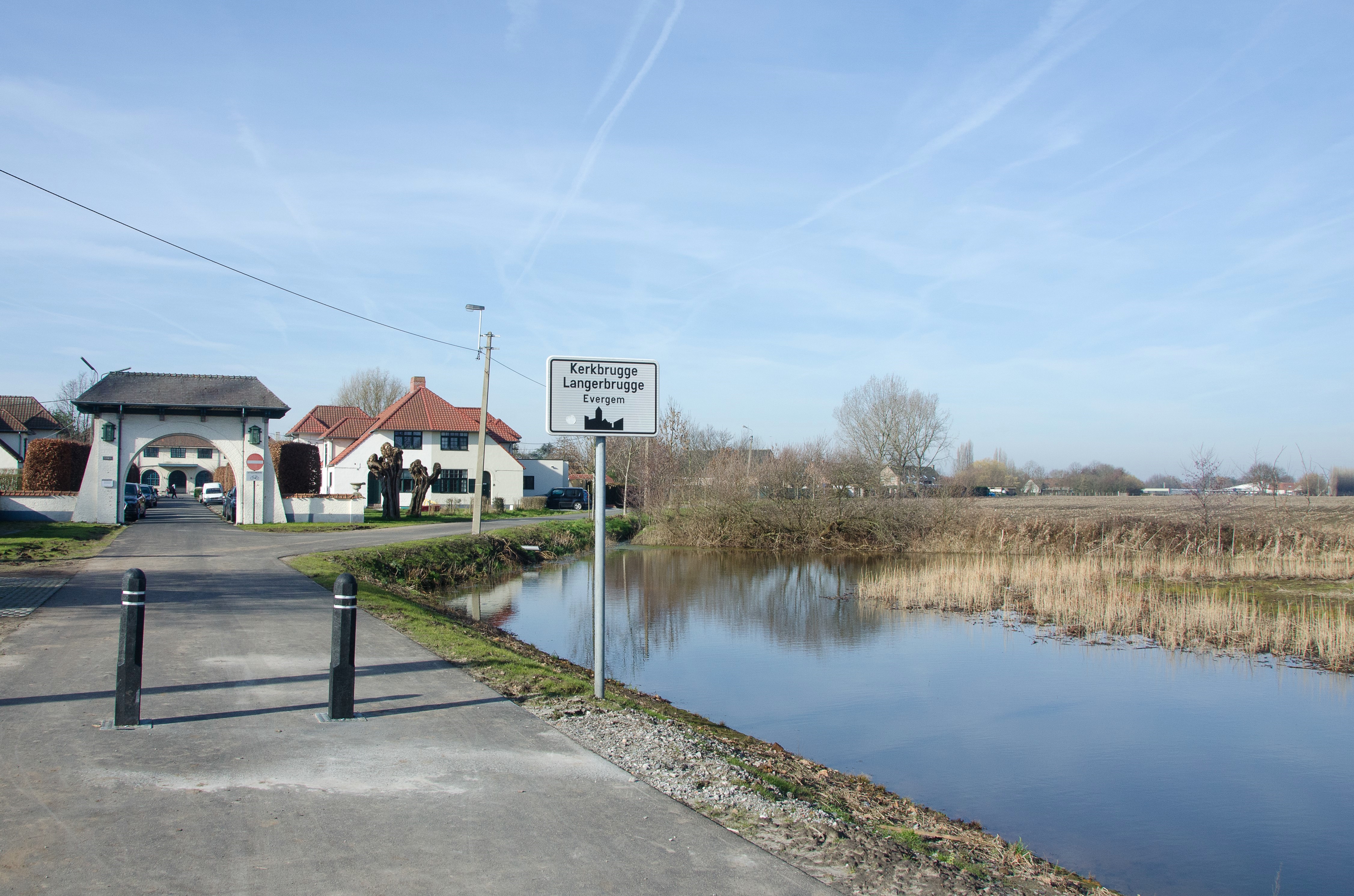 Fietsverbindinbg en natuurzone, op de achtergrond de tuinwijk Herryville