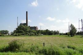 natuurlandschap met industrie op de achtergrond