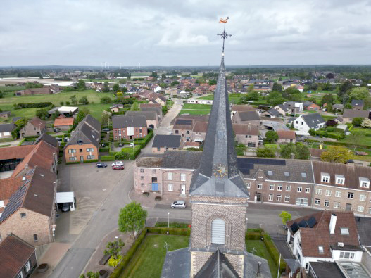 dronebeeld met kerk van Elen