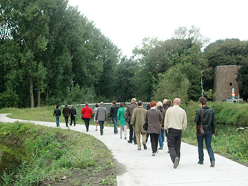 wandelaars op nieuw wandelpad