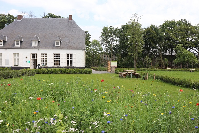 Foto toont dekenij ingericht als onthaalpoort