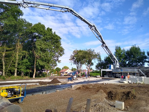 Foto toont de betonwerken voor de parking achter de basiliek