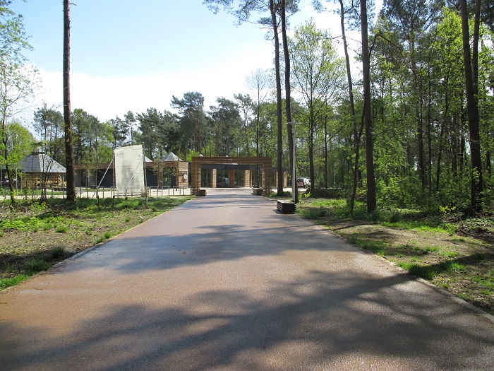 Foto toont poort Gerhaegen en bosmuseum op de achtergrond
