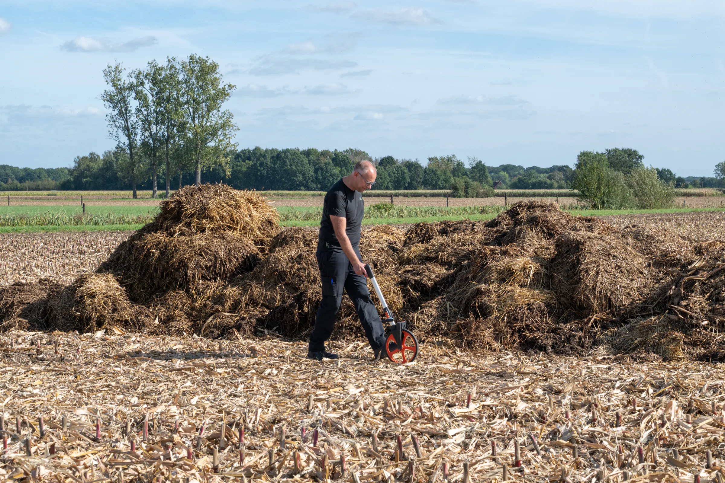 Mest op de kopakker: Maarten controleert of er minstens 10 meter afstand gehouden wordt van waterlopen en perceelsgrenzen. ©VLM,