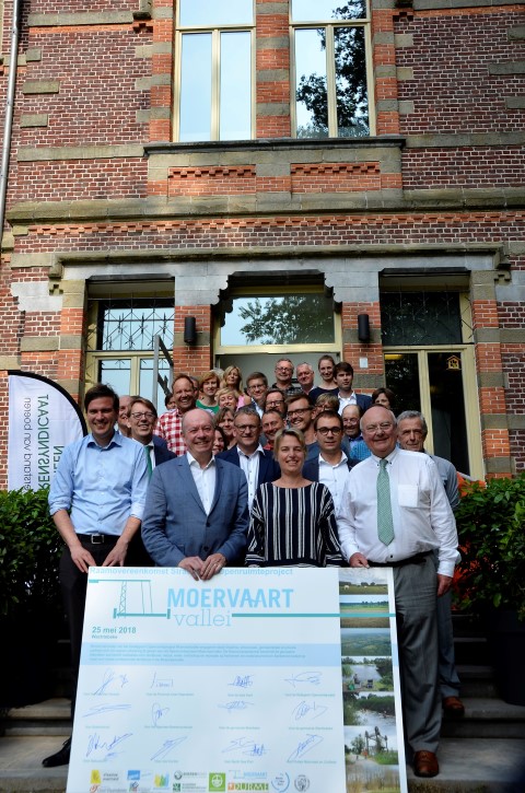 groepsfoto met alle partners van het project Moervaartvallei