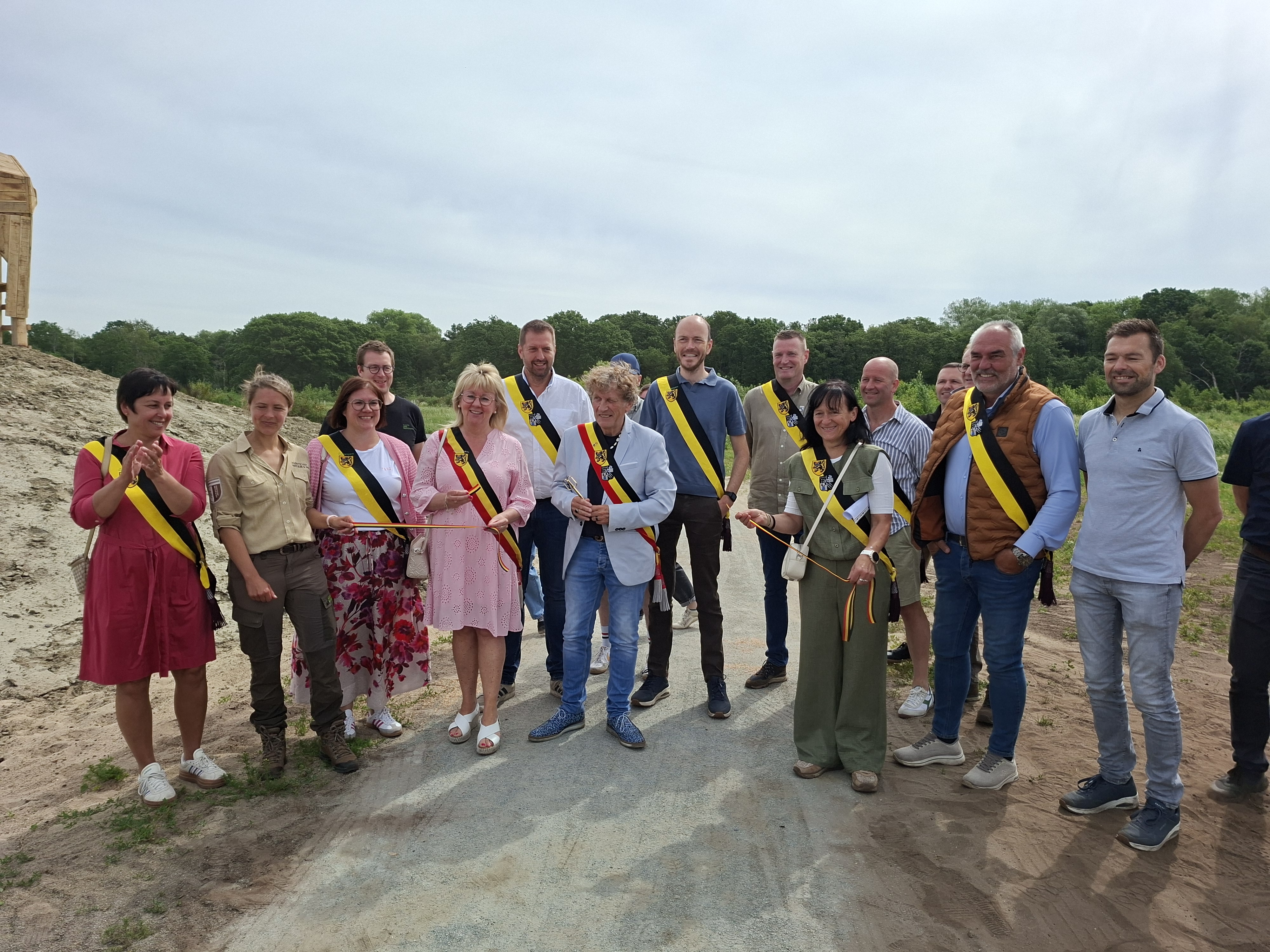 burgemeesters en schepenen van Zedelgem en Jabbeke knippen het lint 