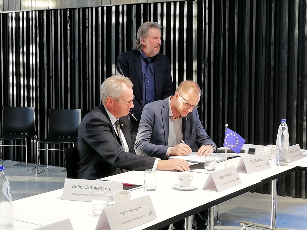 Nico Bogaert (VLM) en Han Polman (NL) ondertekenen convenant