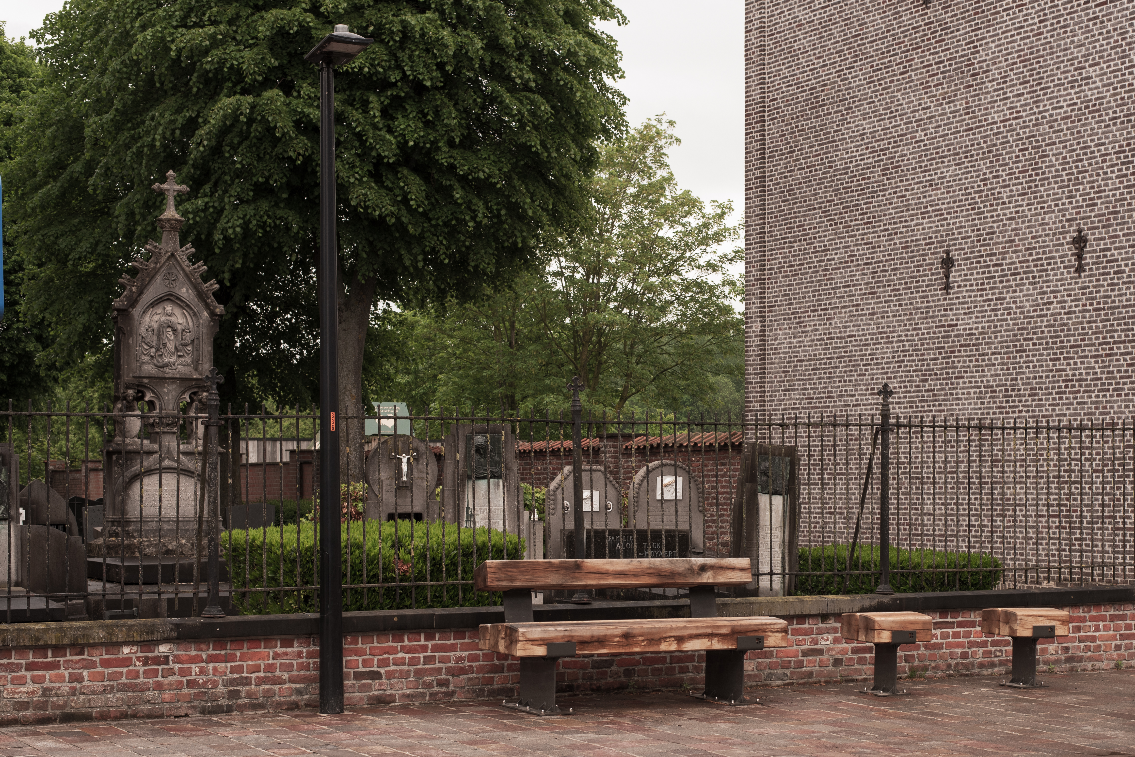 zitbanken ter hoogte van het kerkhof Doomkerke