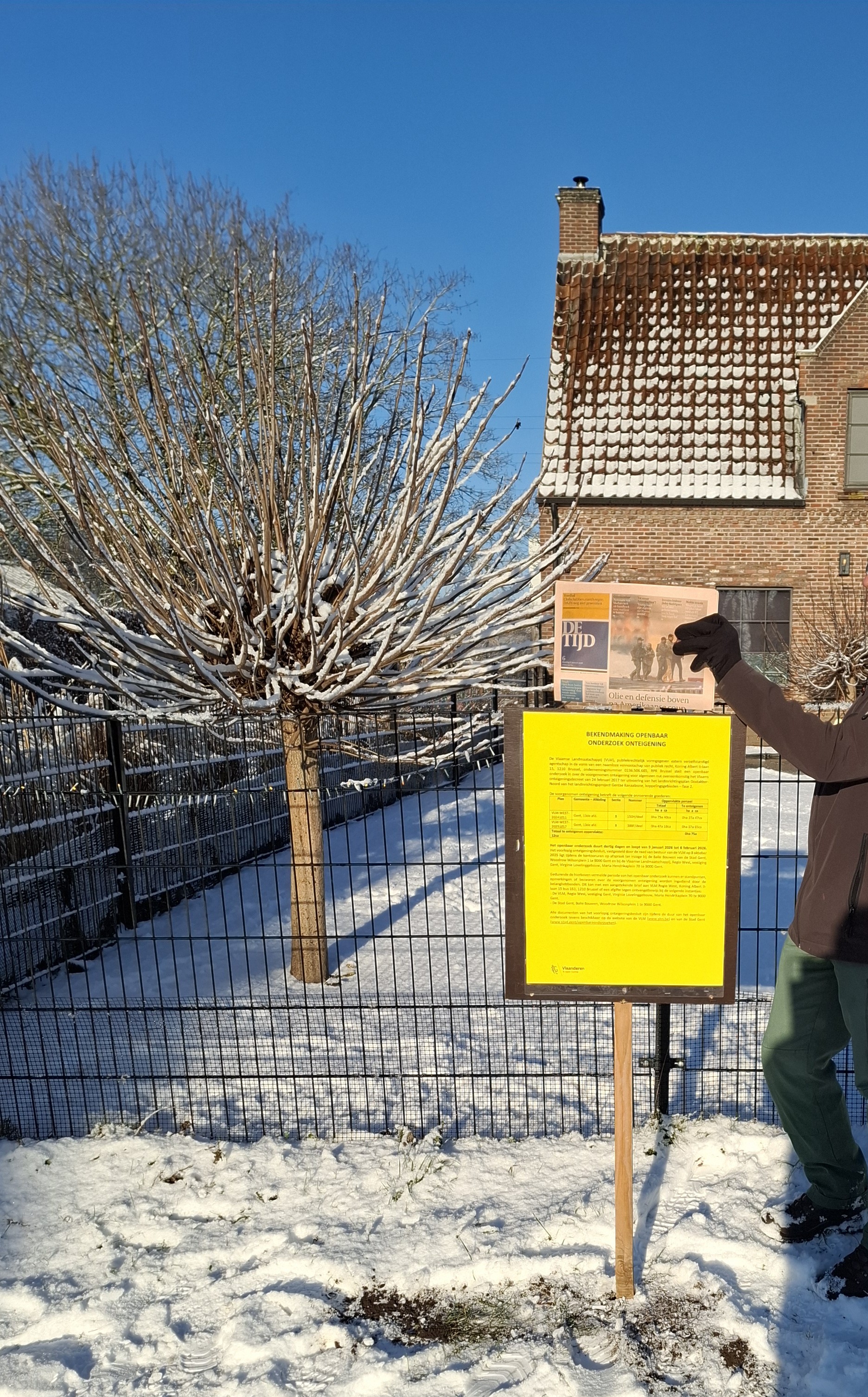 plaatsing affiche deels te onteigenen perceel met aankondiging openbaar onderzoek