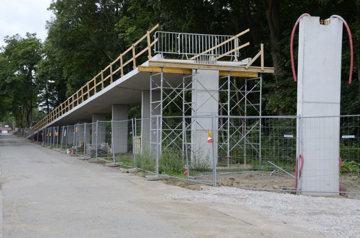 Parkbosbrug over de R4/Ringvaart in aanleg (2017)