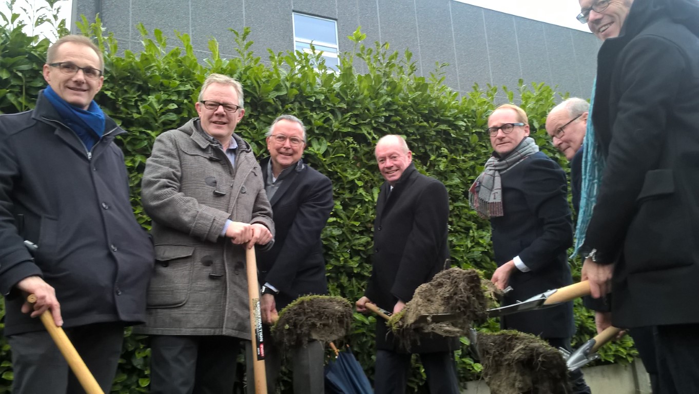 Symbolische spadesteek voor de aanleg van de parkbosbruggen (januari 2017)