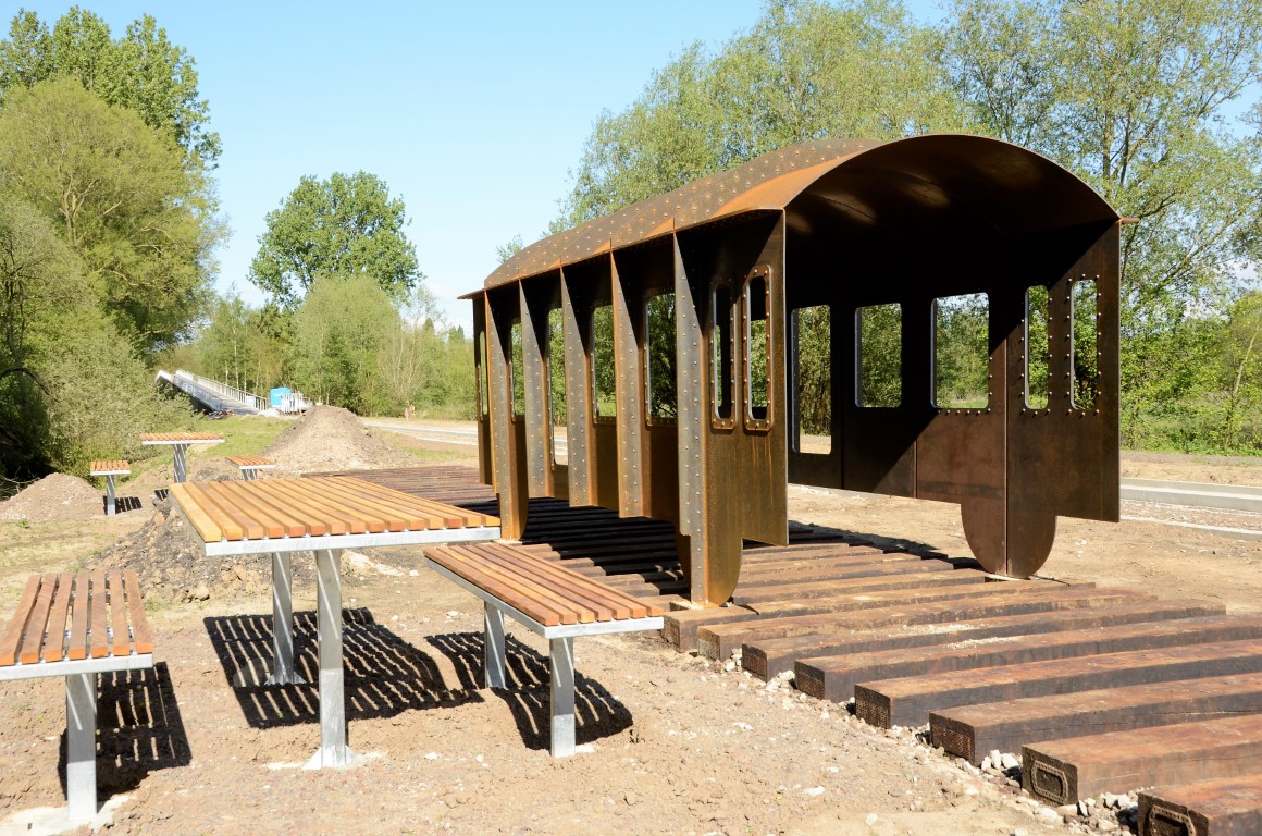 Langs het fietspad op de oude spoorwegbedding werd in het kader van het landinrichtingsproject een picknickplaats en een reconst