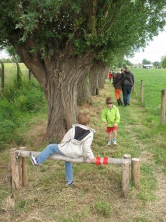 wandelaars in valleigebied Oude Kale