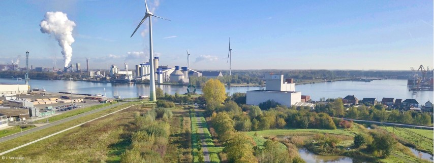 zicht op omgeving Gentse Kanaalzone met industrie, bewoning en groen van koppelingsgebieden