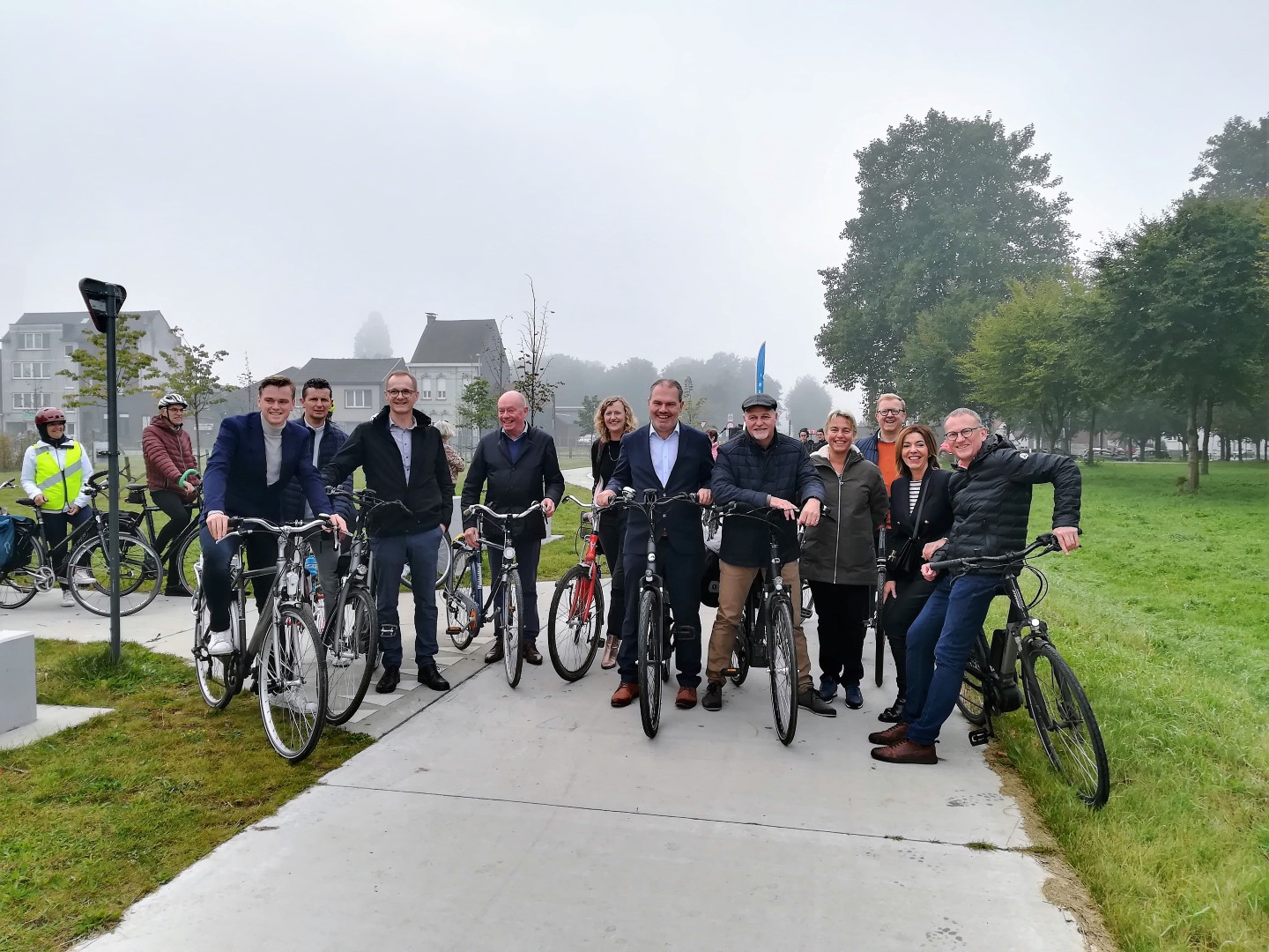 De projectpartners fietsten samen met de bevolking de koppelingsgebieden feestelijk in