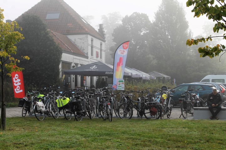 fietsen in de ochtendmist bij de start van de feestelijke opening op het Terdonkplein