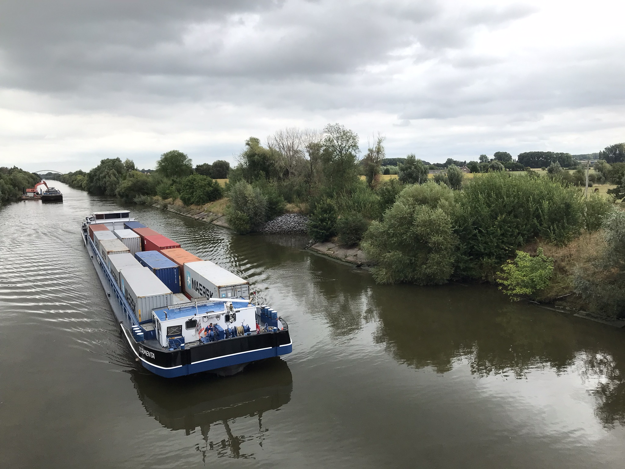 Binnenvaartschip geladen met containers op de Leie