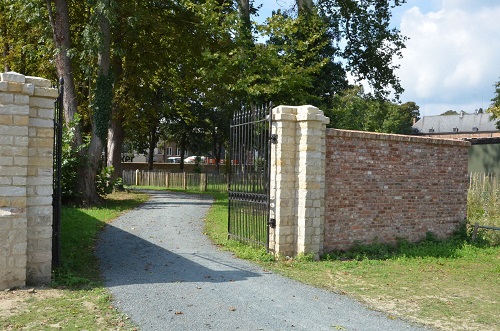Foto toont vernieuwde toegangspoort in het kasteelpark