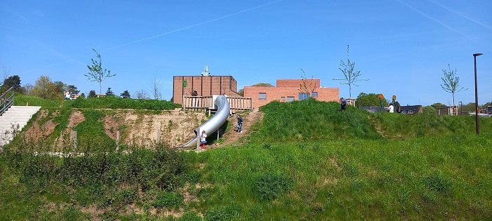 Foto toont speeltuig met kinderen op