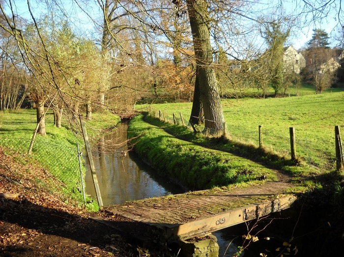 Foto toont de Molenbeek in het Land Van Teirlinck