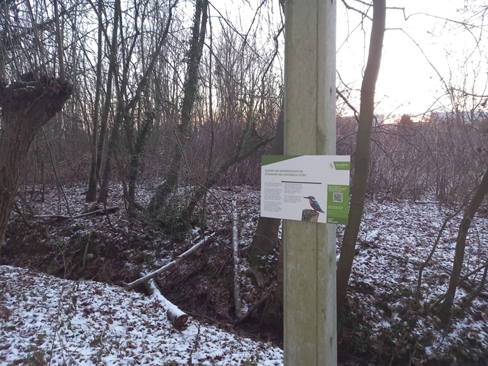 Foto toont werfinfobordje met daarop een ijsvogel