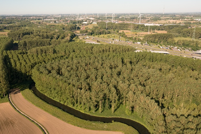 Luchtfoto van de Zennebeemden, waar de functies water, landbouw, natuur, mobiliteit, wonen en werken samenkomen.