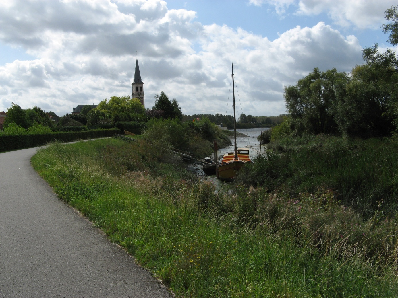 Wandelpad op dijk en verkeersborden